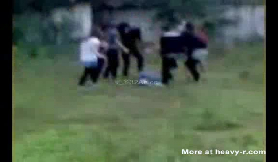 女孩被一群同学野外殴打脱衣，场面相当暴力 - ThisAV.com - 世界第一中文成人娛樂網站  
